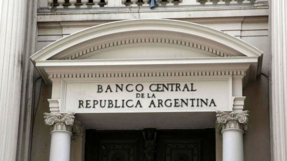 El crédito en pesos destinado al sector privado volvió a contraerse durante mayo